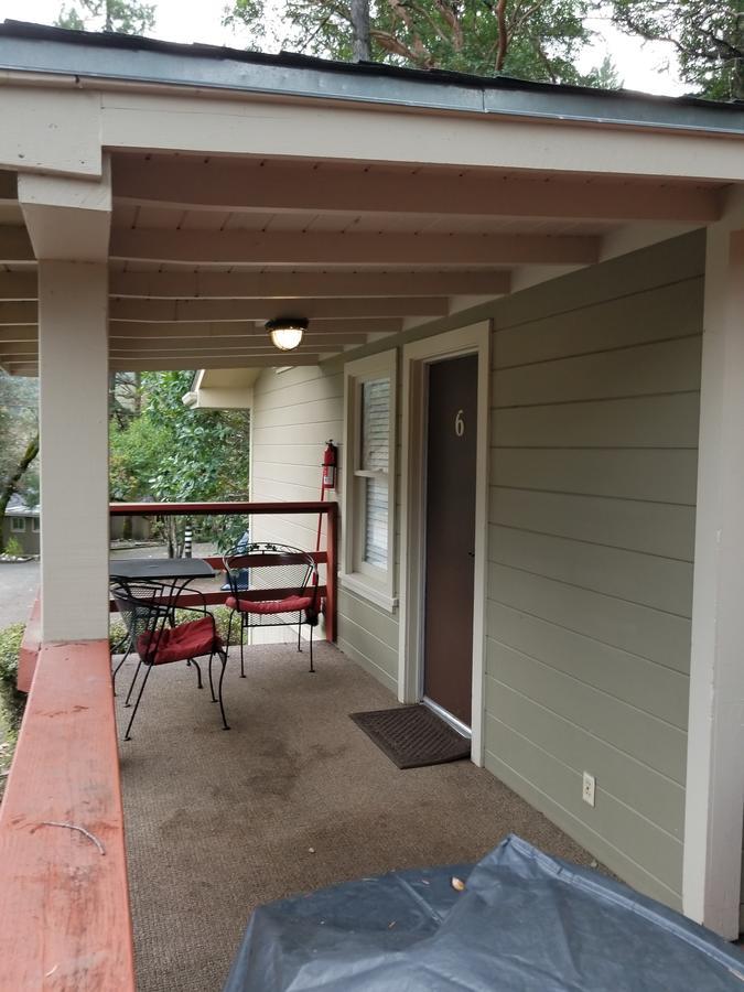 China Creek Cottages Willow Creek Exterior photo