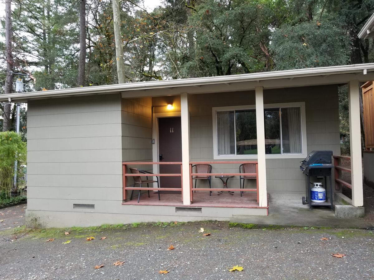 China Creek Cottages Willow Creek Exterior photo